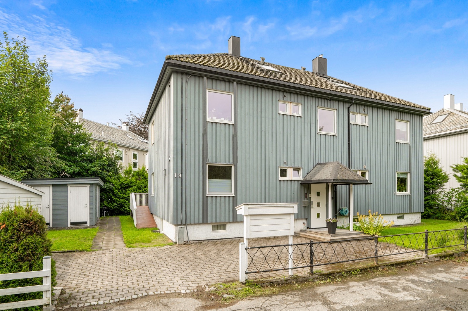 Fasade. Sameiet er i ferd med å male hele huset. Galleribilde