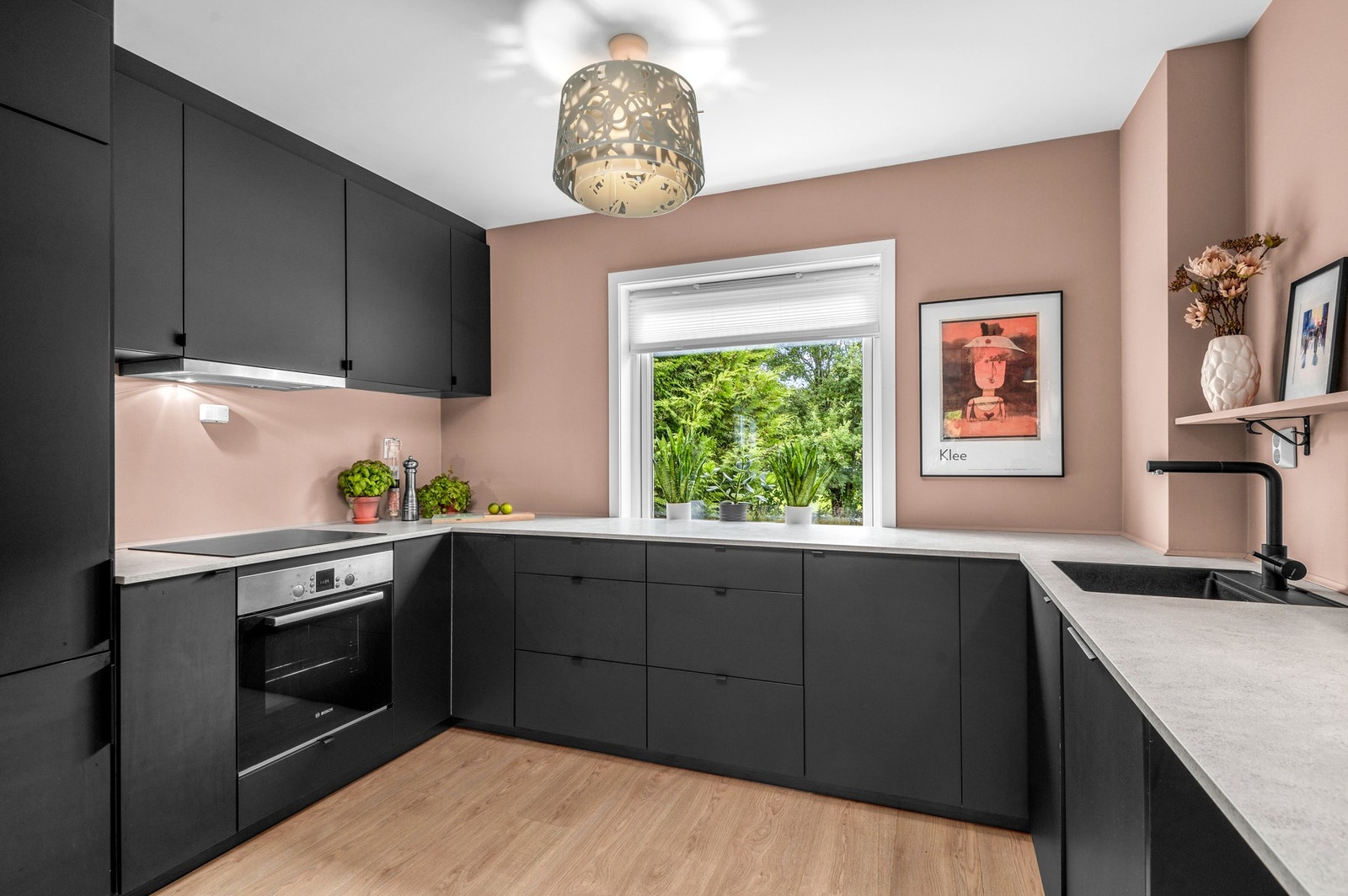 Moderne og praktisk kjøkken med integrerte hvitevarer og rikelig med skap- og benkeplass. Galleribilde