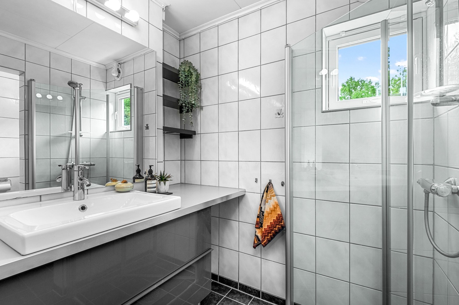 Moderne baderomsinnredning med store skuffer. Galleribilde