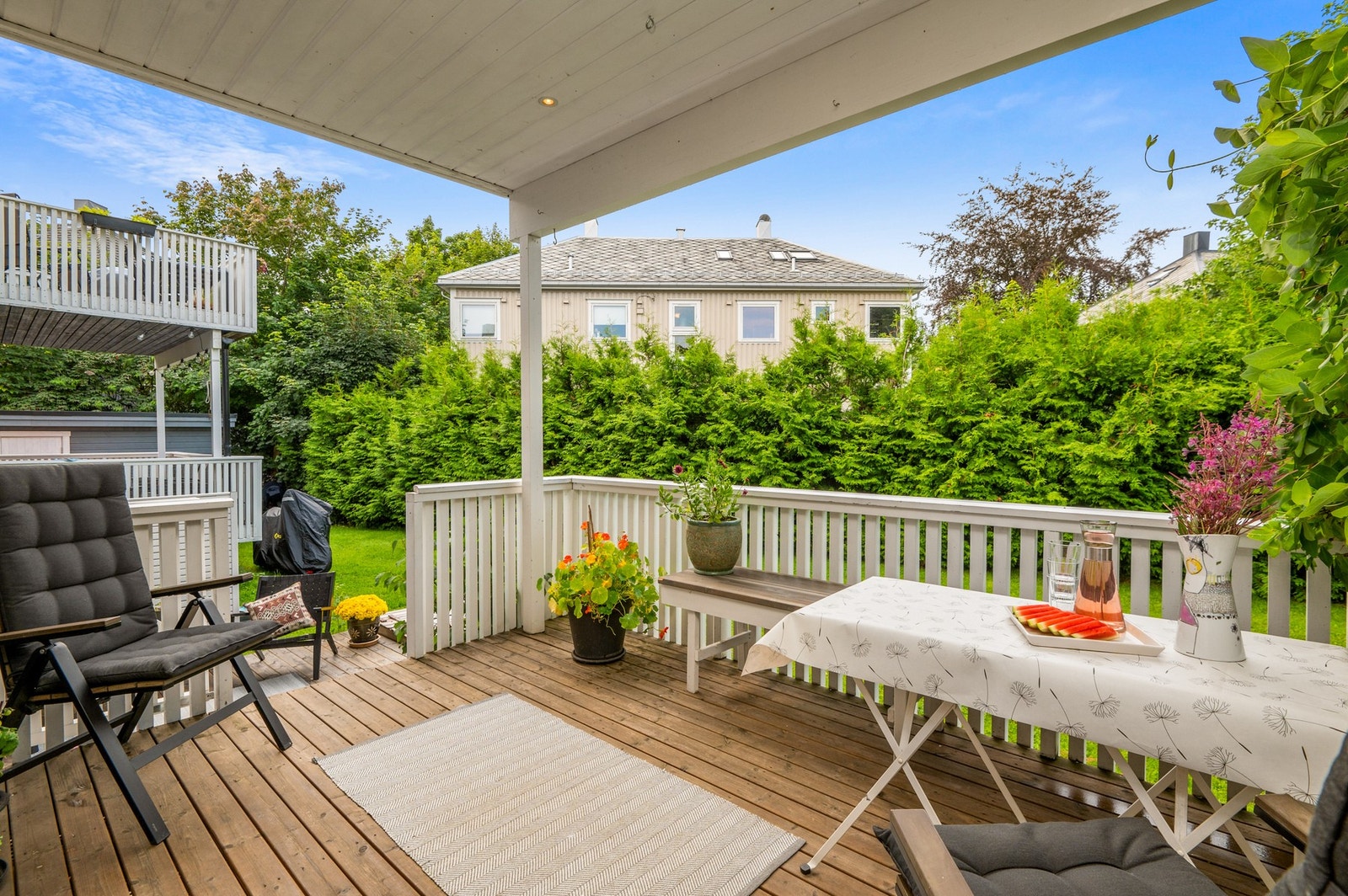Stor, solrik og takoverbygd veranda med downlights i himling. Galleribilde