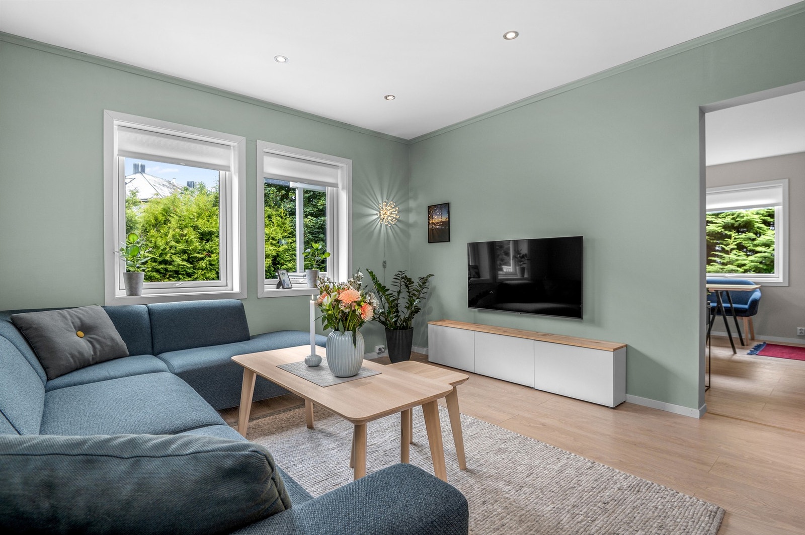 Lys og trivelig stue med downlights. Dette rommet kan også benyttes som soverom. Galleribilde
