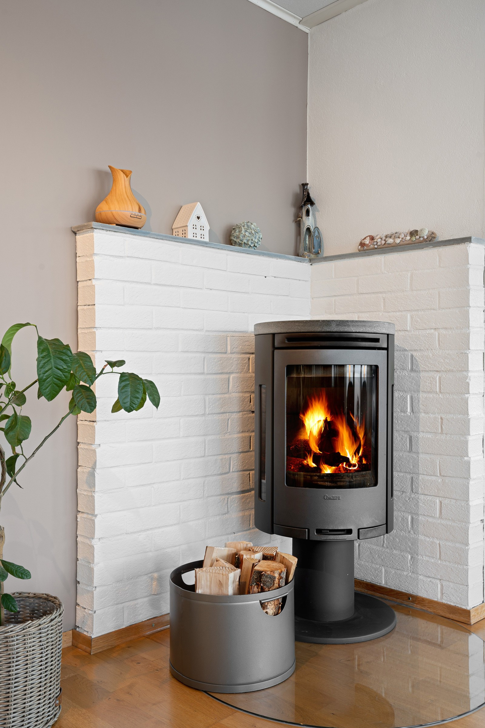Vedfyring skaper en lun og fin atmosfære, samt reduserte energikostnader.