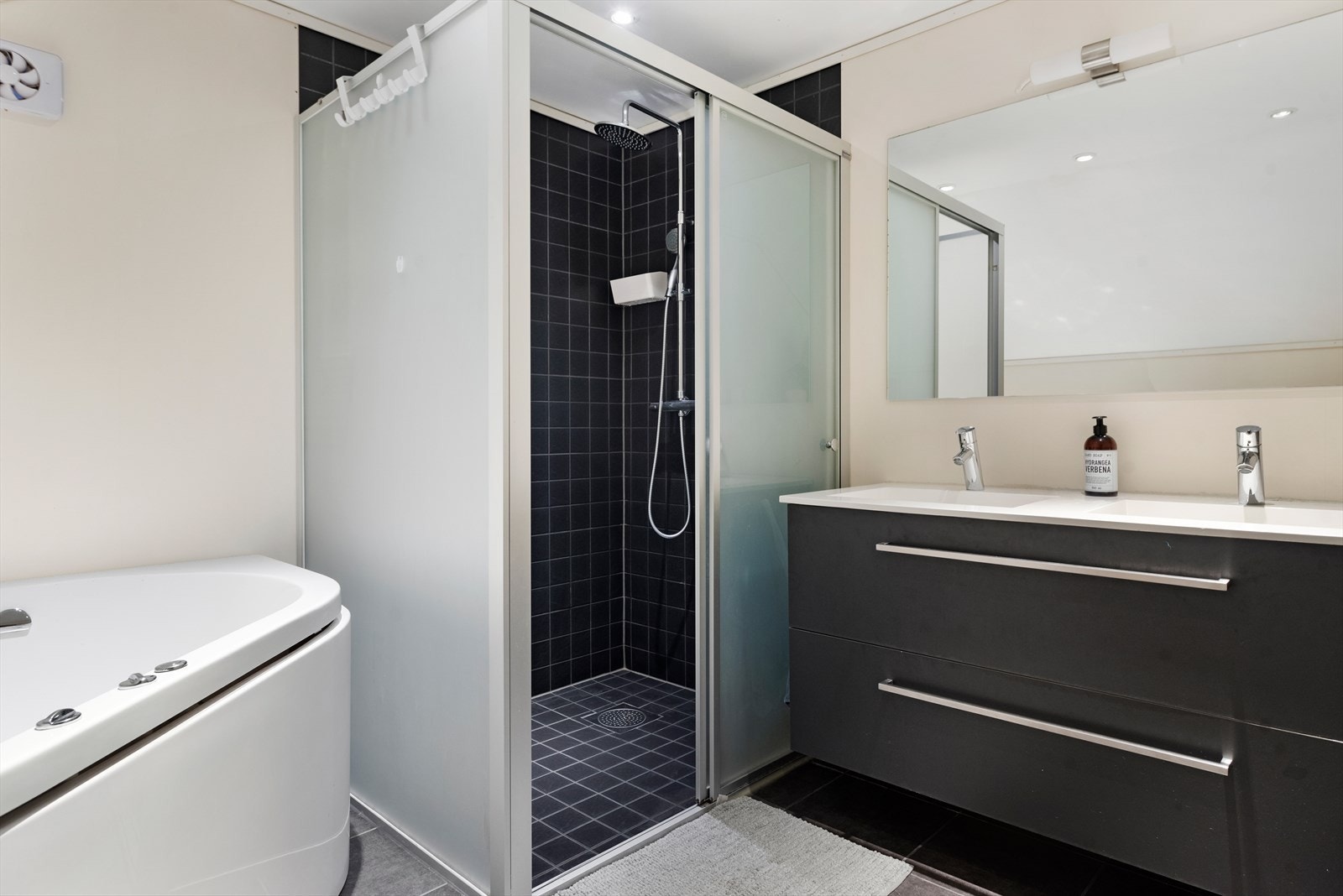 Bad 2 etg. Både dusj og badekar Galleribilde