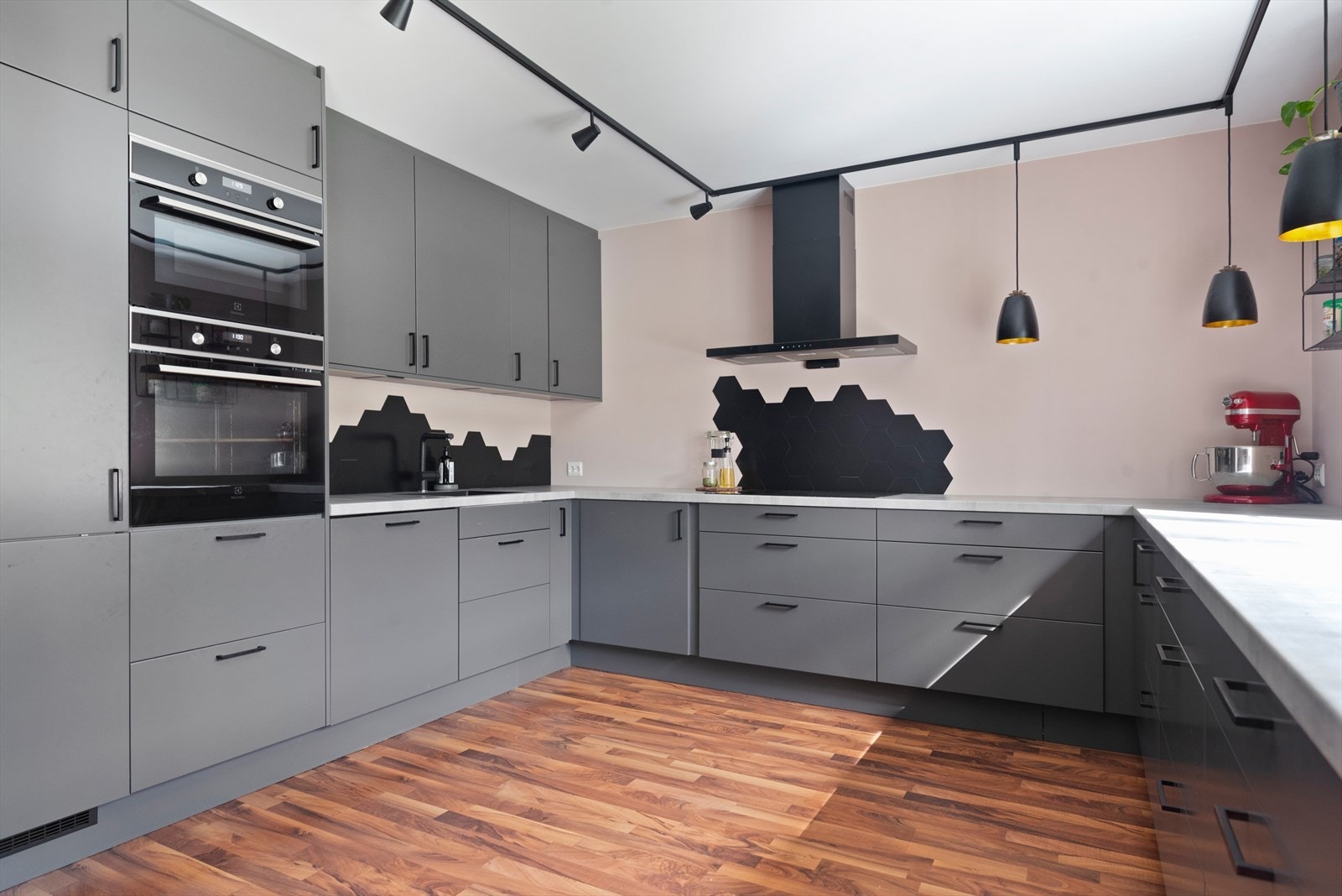 Kjøkken med innebygde hvitevarer Galleribilde