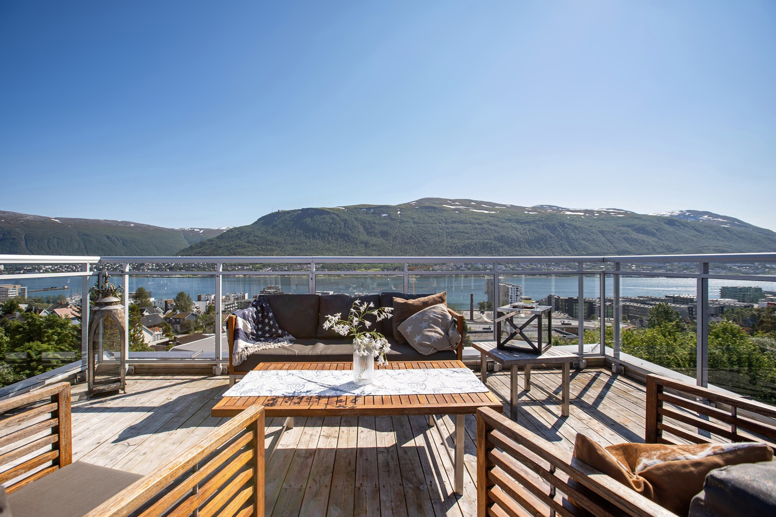 Flott takterrasse med rom for hagemøblement, beplantning og grill!