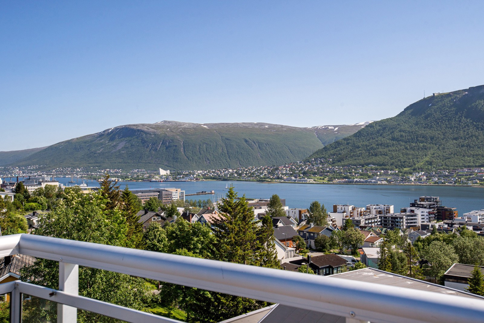 Boligen ligger svært sentralt til med gåavstand til Tromsø sentrum!