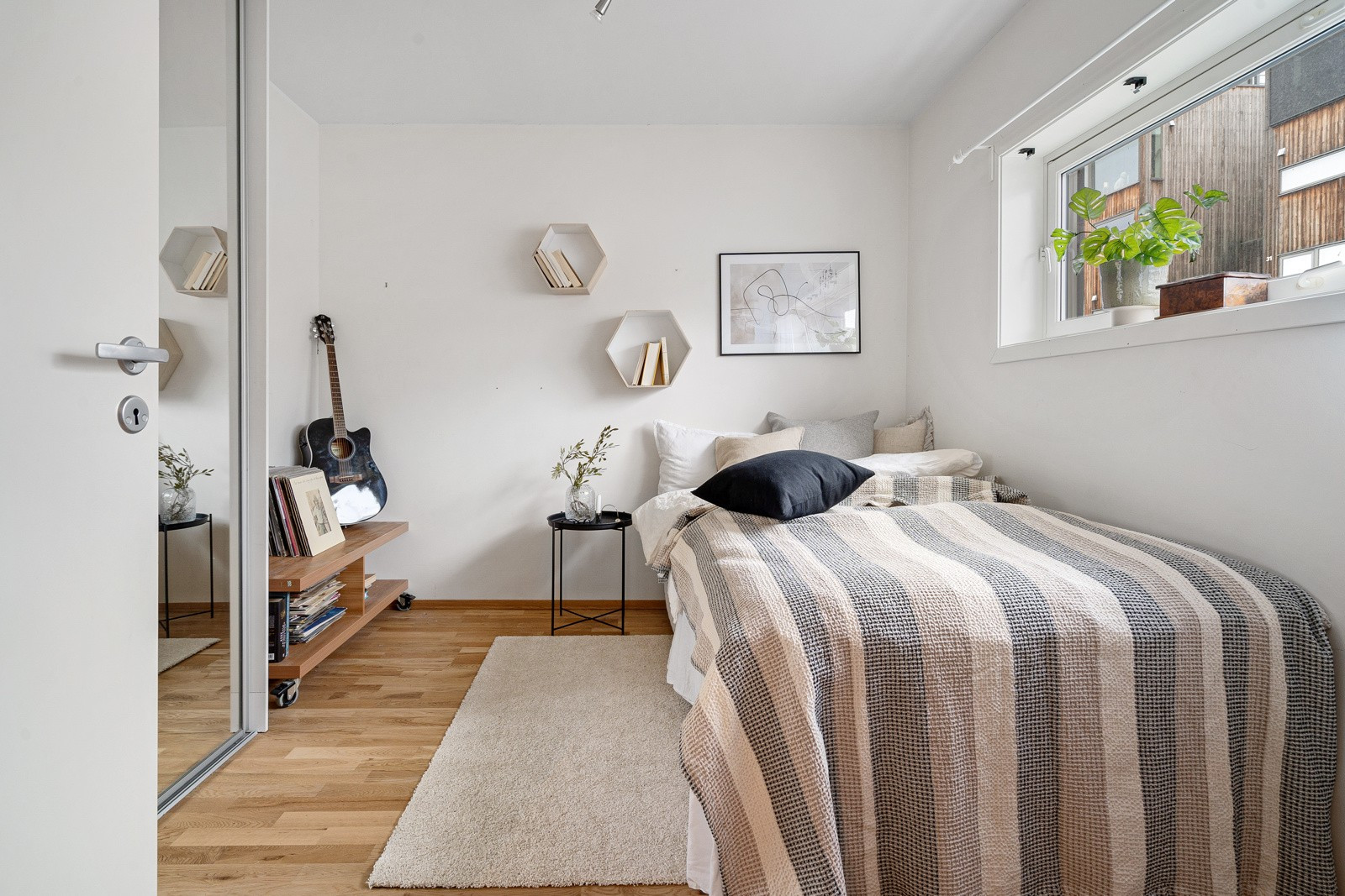 Soverom m/praktisk skyvedørsgarderobe