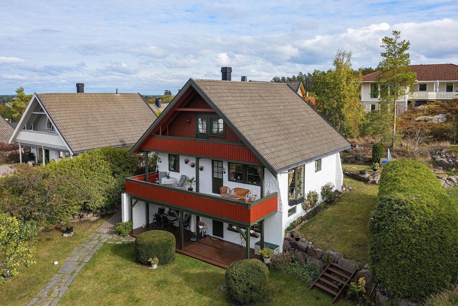Dette er en herlig familiebolig i et rolig og traffikstille område. Solrikt og lune uteplasser med terrasse eller balkonger ut fra alle etasjene. Galleribilde