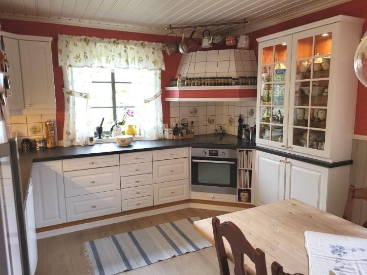 Herlig kjøkken med nytt laminatgulv. Godt med benkplass. Galleribilde