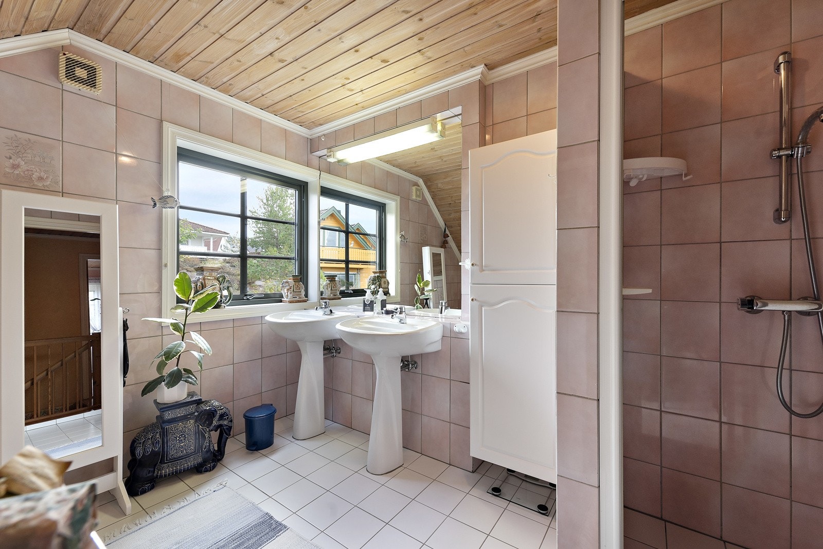 Her får du innbygd badekar, dusjnisje, to servanter og toalett. Galleribilde