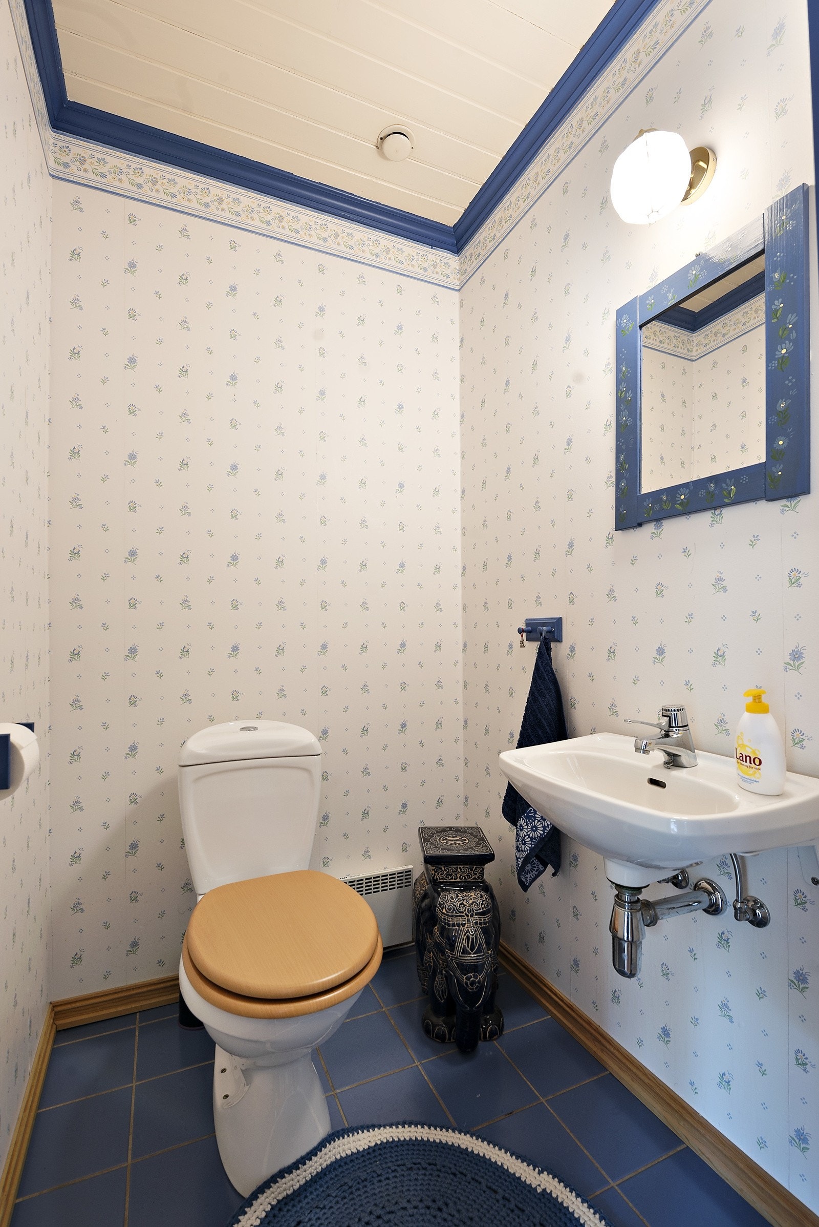 Wc i første etasje pluss bad i underetasje og andre etasje. Galleribilde