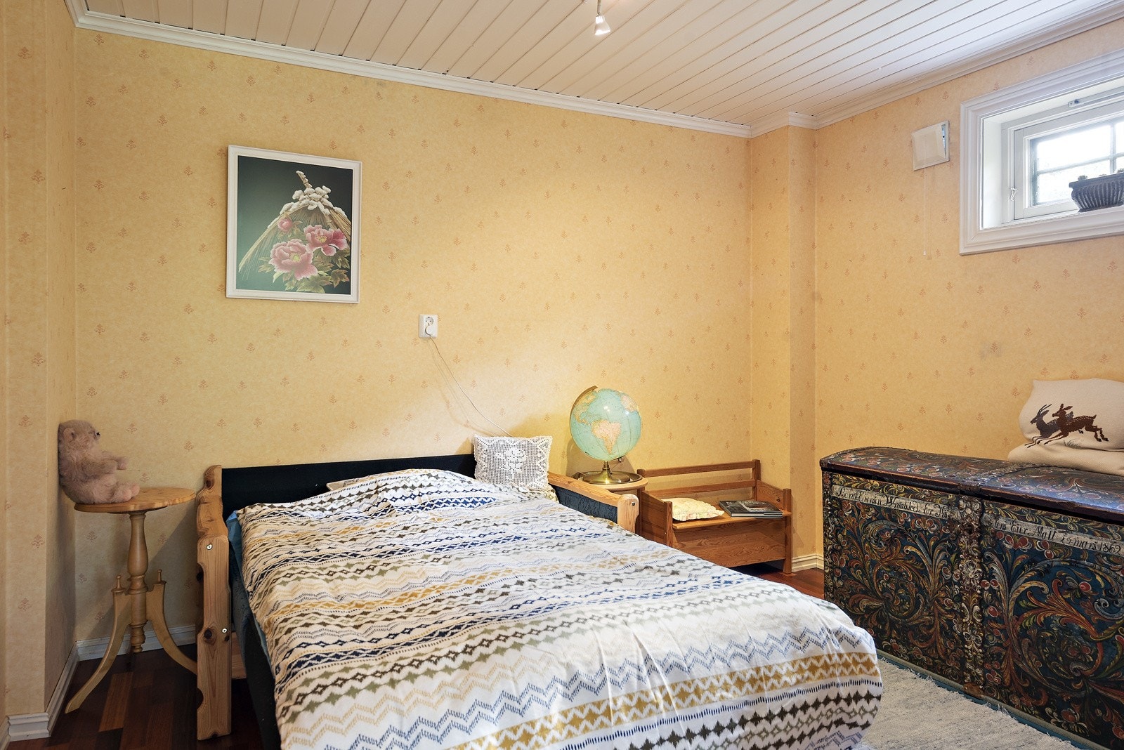 Perfekte familieboligen over 3 etasjer med flere soverom, to stuer, to bad og flere gode uteplasser. Galleribilde