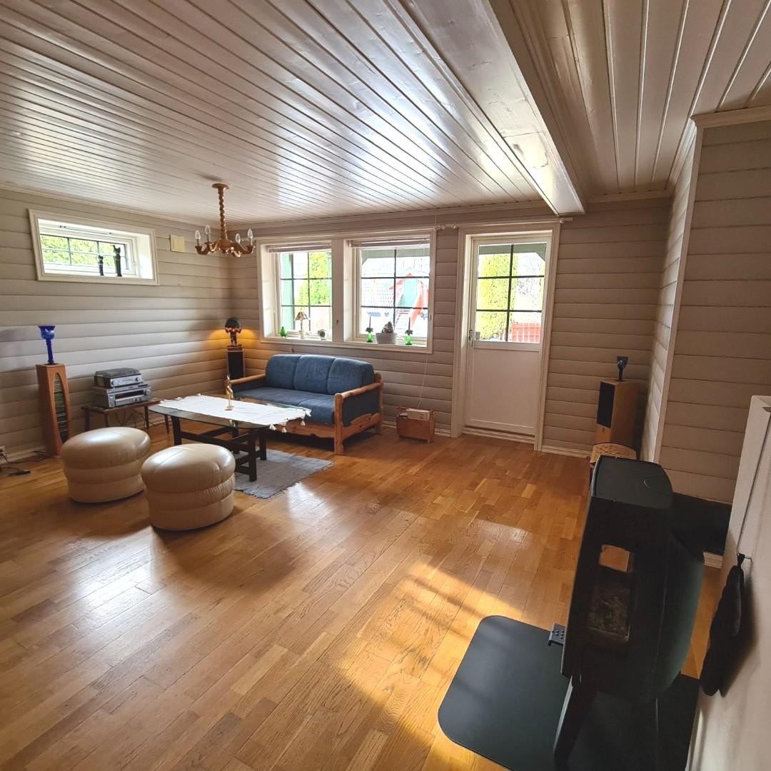 Stor flott stue som nylig er malt i en rolig og moderne farge. Fra stuen er det direkte utgang til terrase og hagen. Galleribilde