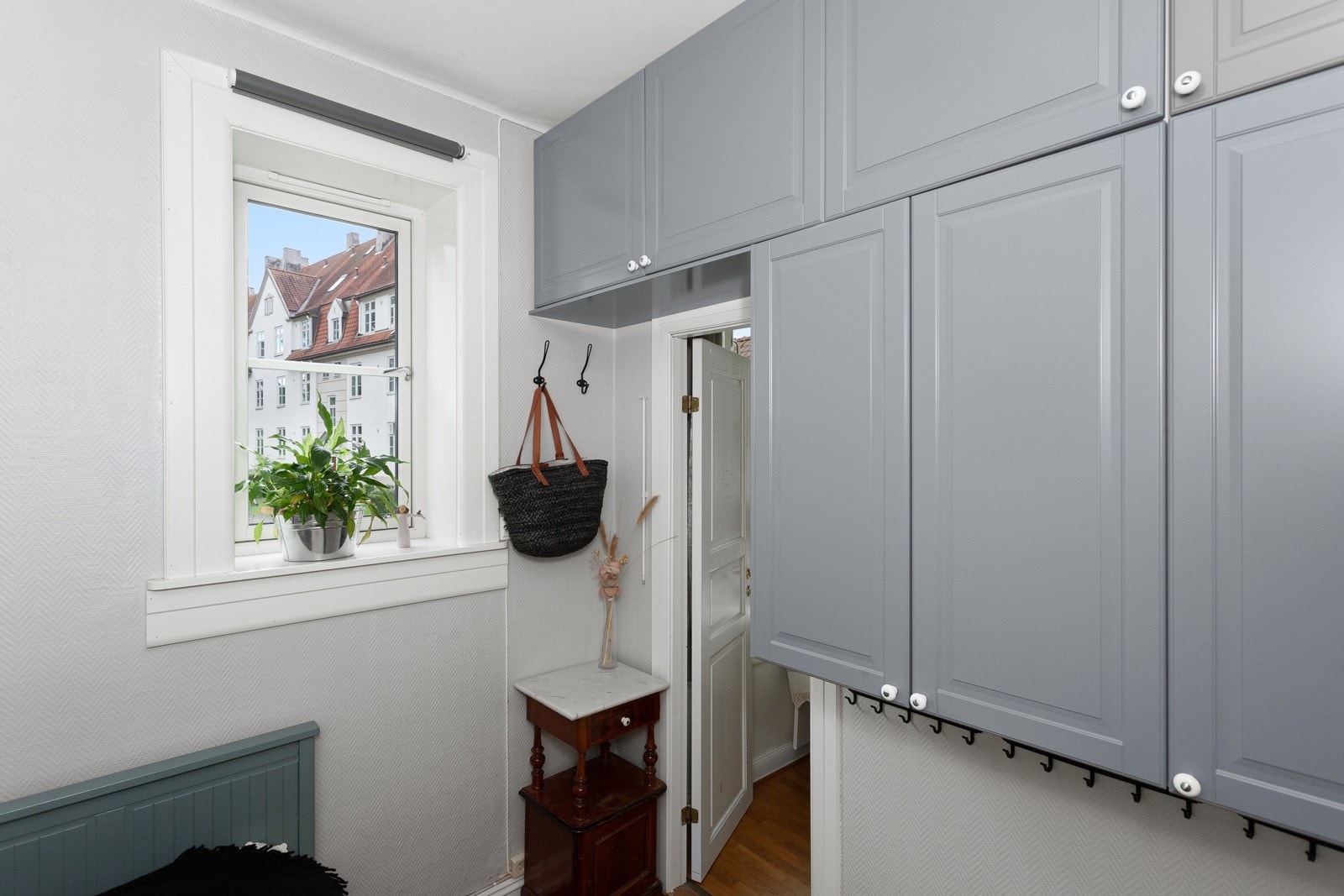 På soverommet har du plass til seng og oppbevaringsplass i vegghengte skap. Galleribilde