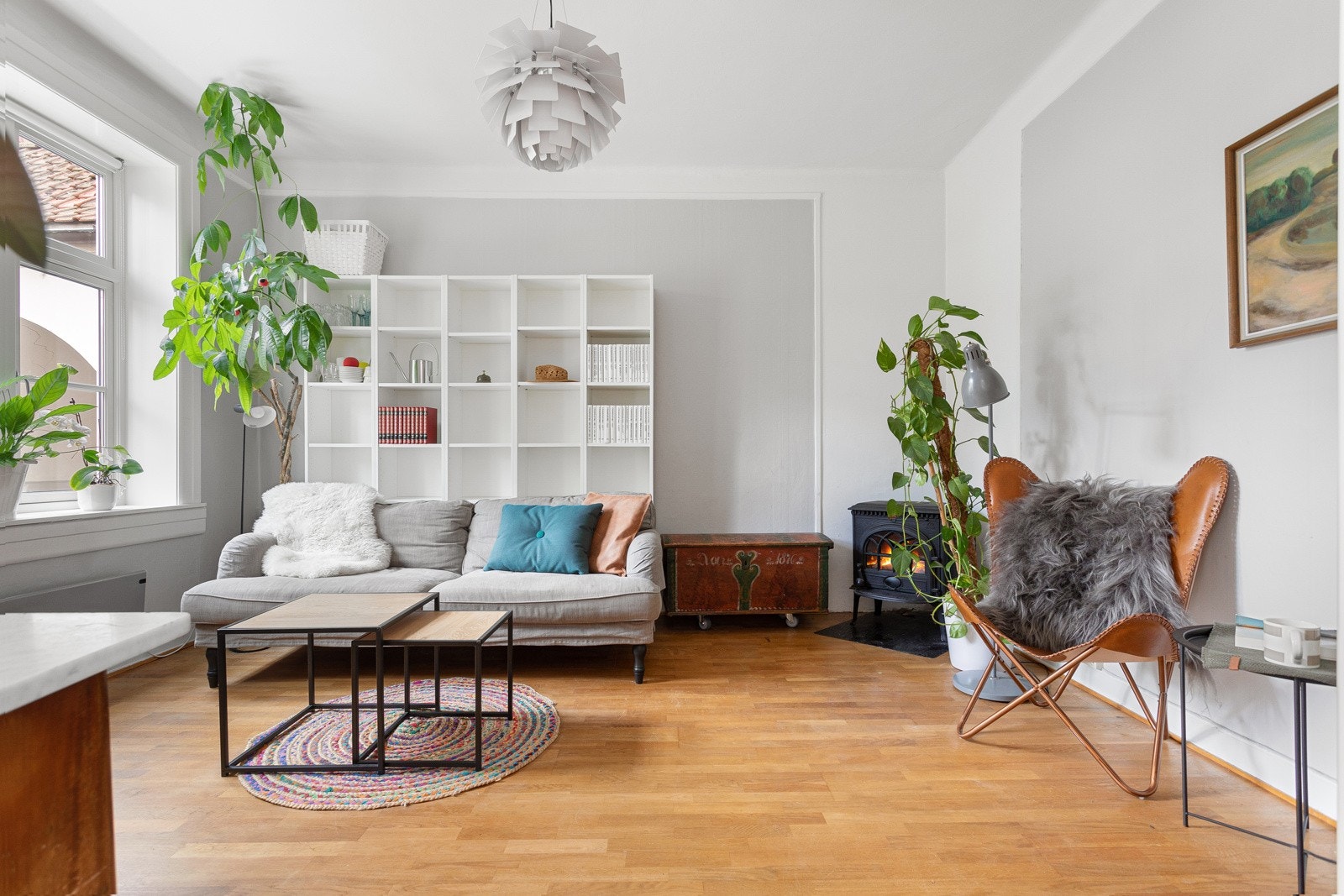 God standard med parkett på gulv og lysmalte overflater. Galleribilde