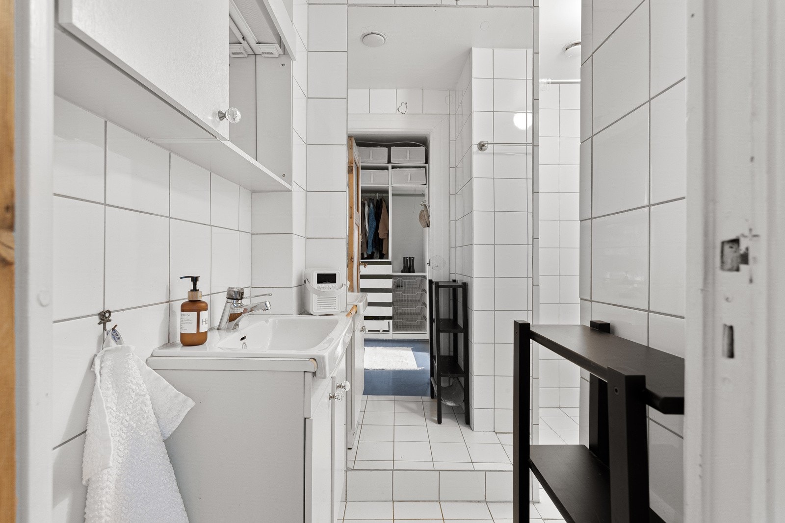 Leiligheten har et lyst flislagt baderom med gulvvarme. Galleribilde