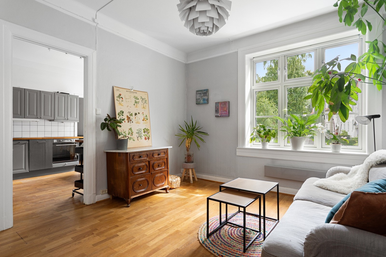 Leiligheten ligger i byggets høye 1. etasje og vender i sin helhet mot rolige og grønne fellesarealer. Galleribilde