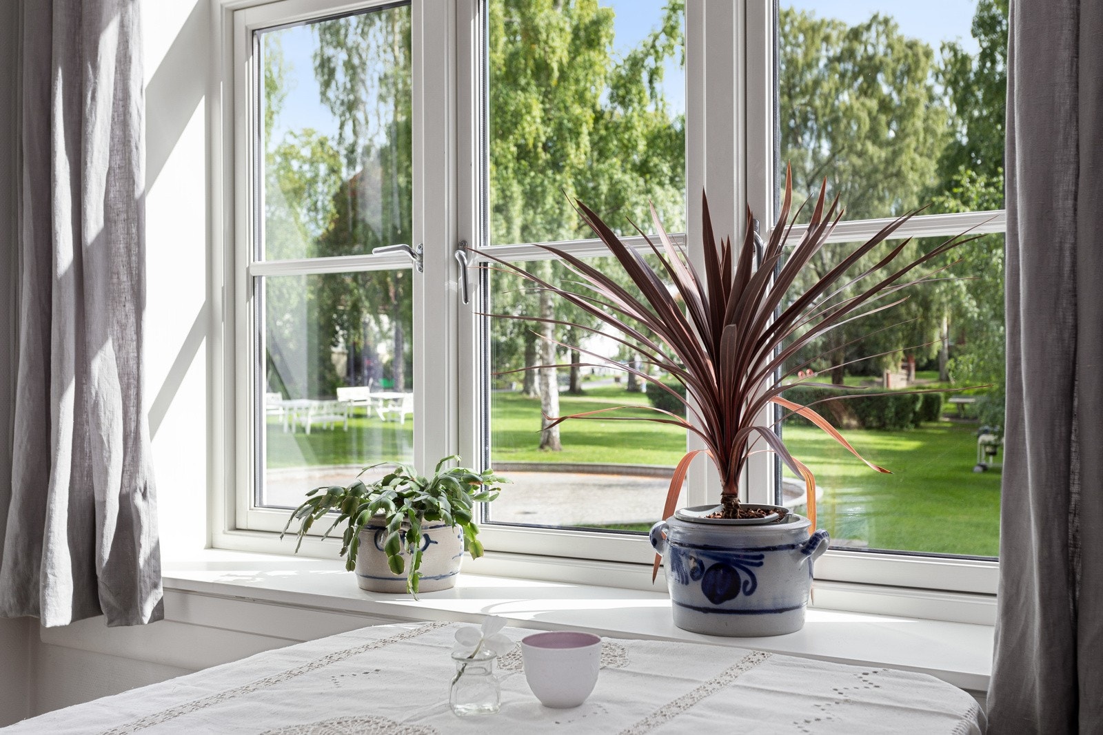 Ved vindusflaten har du plass til et spisebord som gjør at også kjøkkenet blir et naturlig oppholdsrom og samlingspunkt. Galleribilde