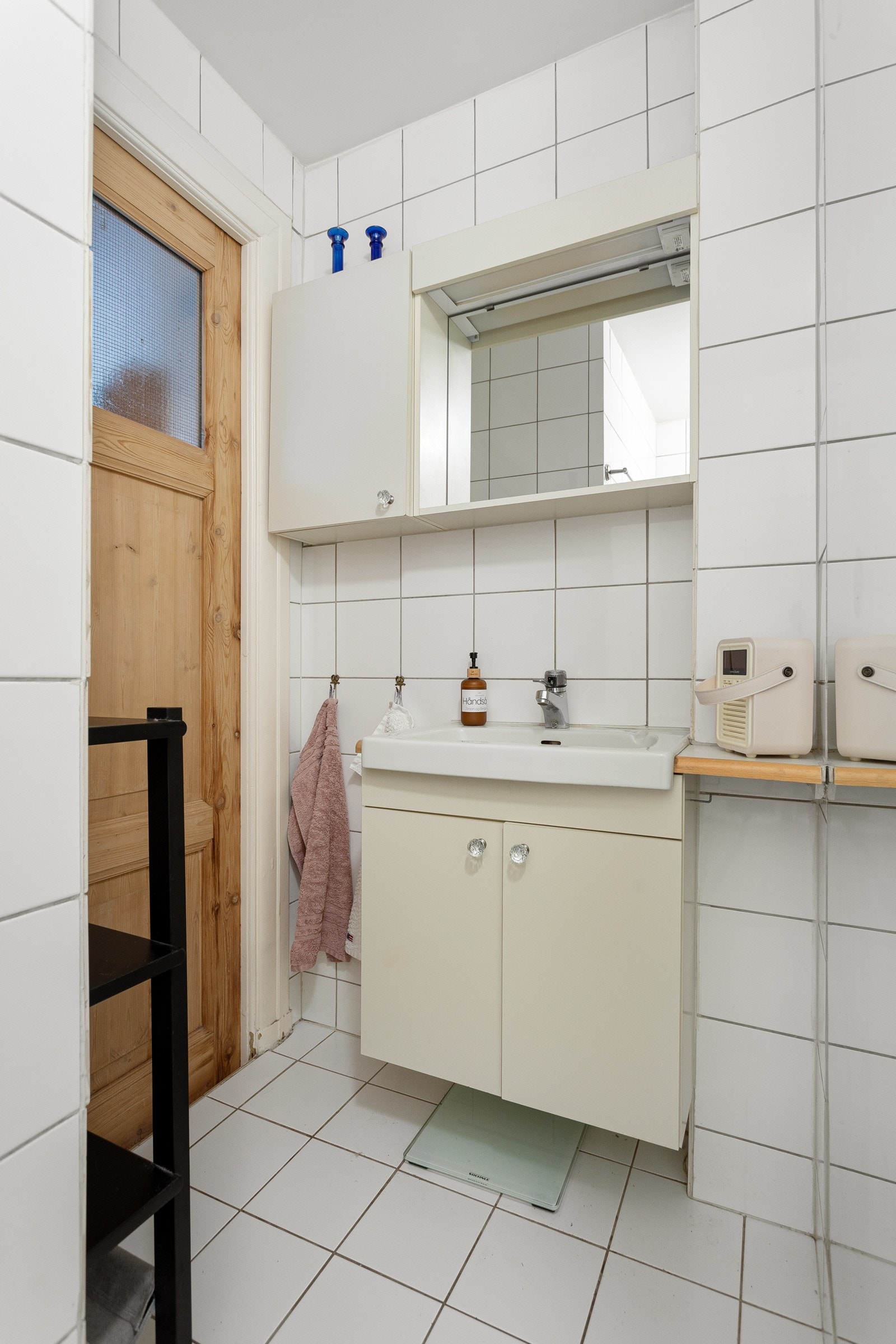 Baderommet er utstyrt med servantskap, speil med belysning og vegghengt skap over, dusjnisje med forheng og gulvmontert toalett. Galleribilde