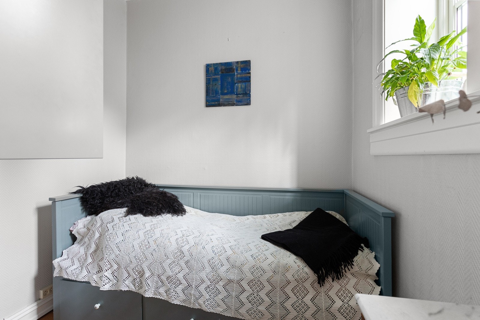 Soverommet har et mindre vindu som vender mot rolige fellesarealer og samme gode takhøyde som stuen og kjøkkenet. Galleribilde