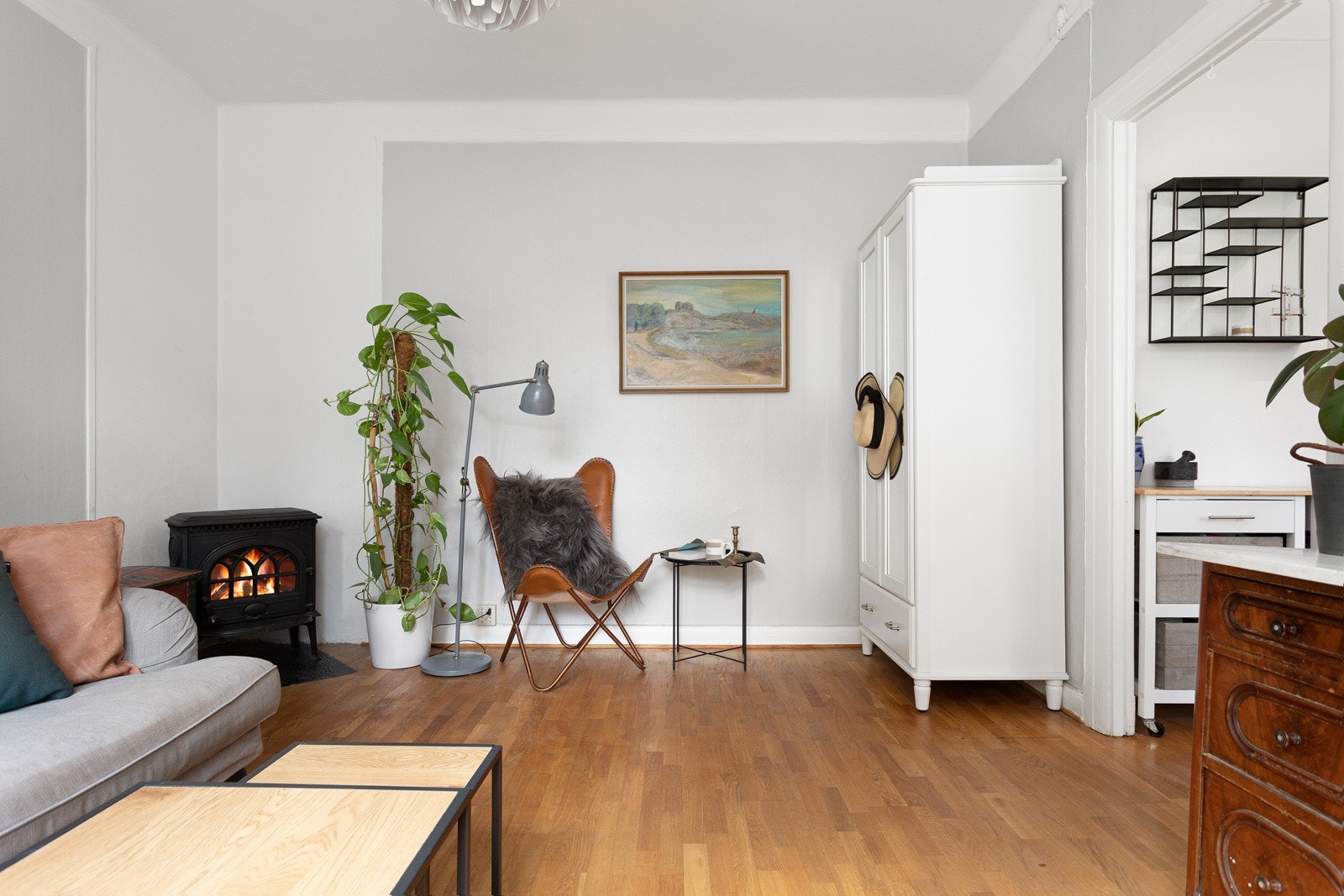 I hjørnet av stuen har du en koselig peisovn som varmer godt på kalde høst- og vinterdager, samt bidrar til hygge. Galleribilde