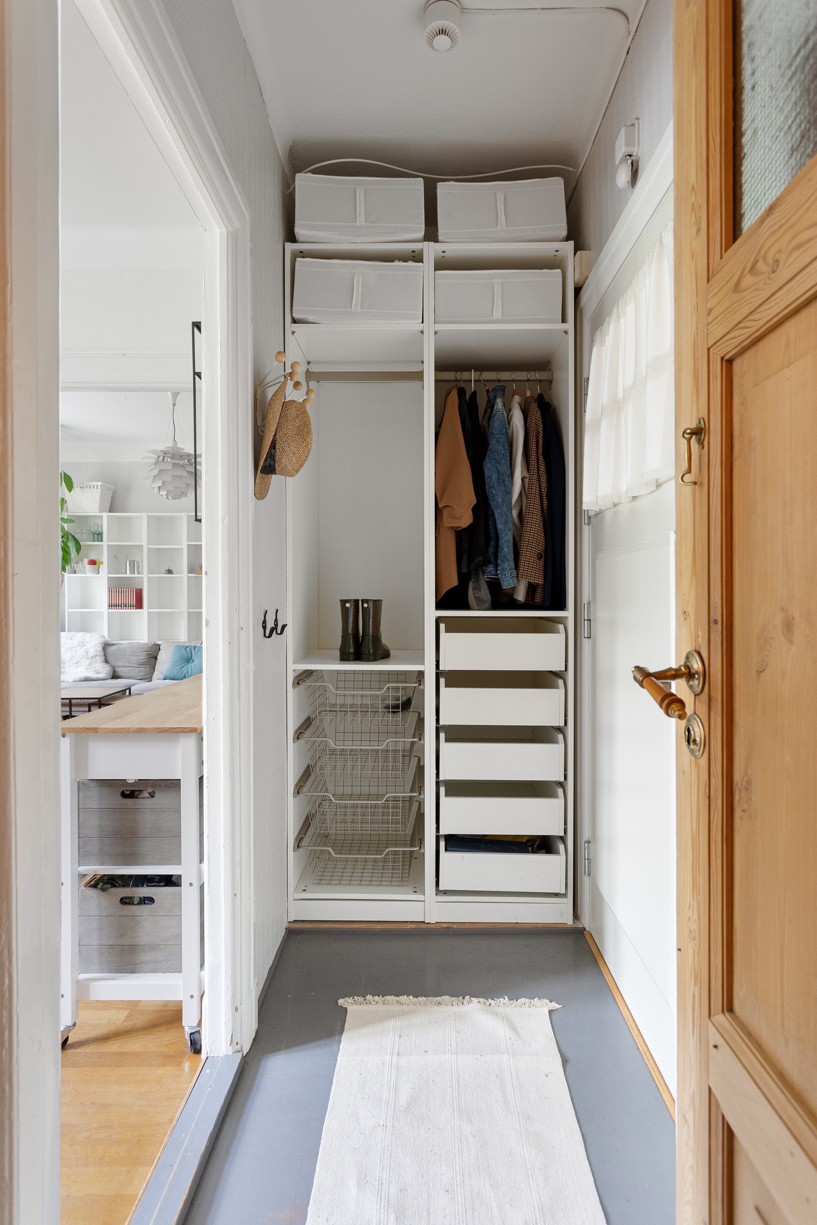 Du ønskes velkommen inn i en lys entré med god plass til sko og yttertøy i åpen garderobeløsning. Montert porttelefon på vegg og sikringsskap med automatsikringer fra 2020 i felles trapperom. Galleribilde