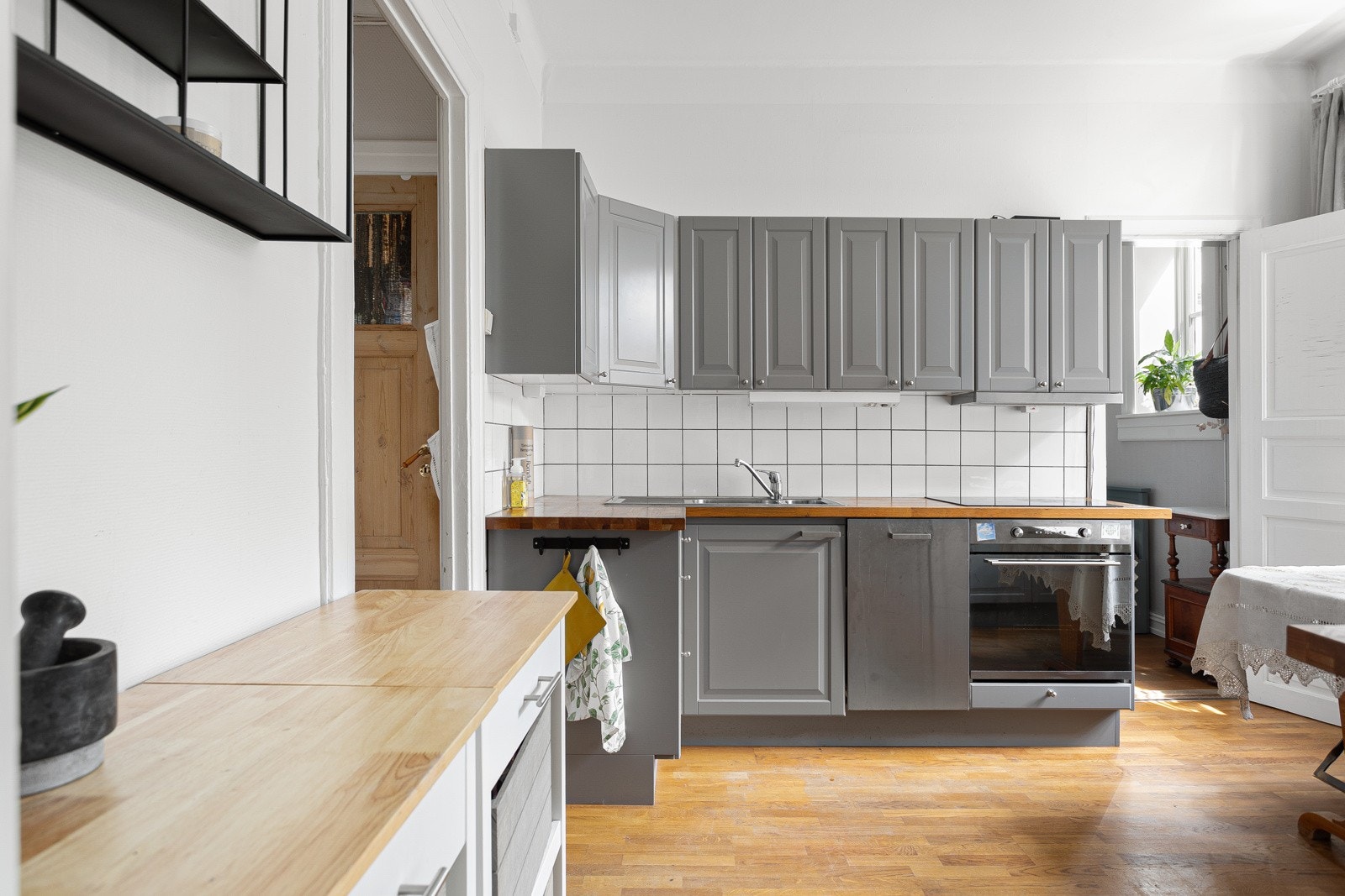 Integrerte hvitevarer som stekeovn, platetopp, oppvaskmaskin og kjøleskap med frysedel. Det er også montert komfyrvakt ved platetoppen. Galleribilde