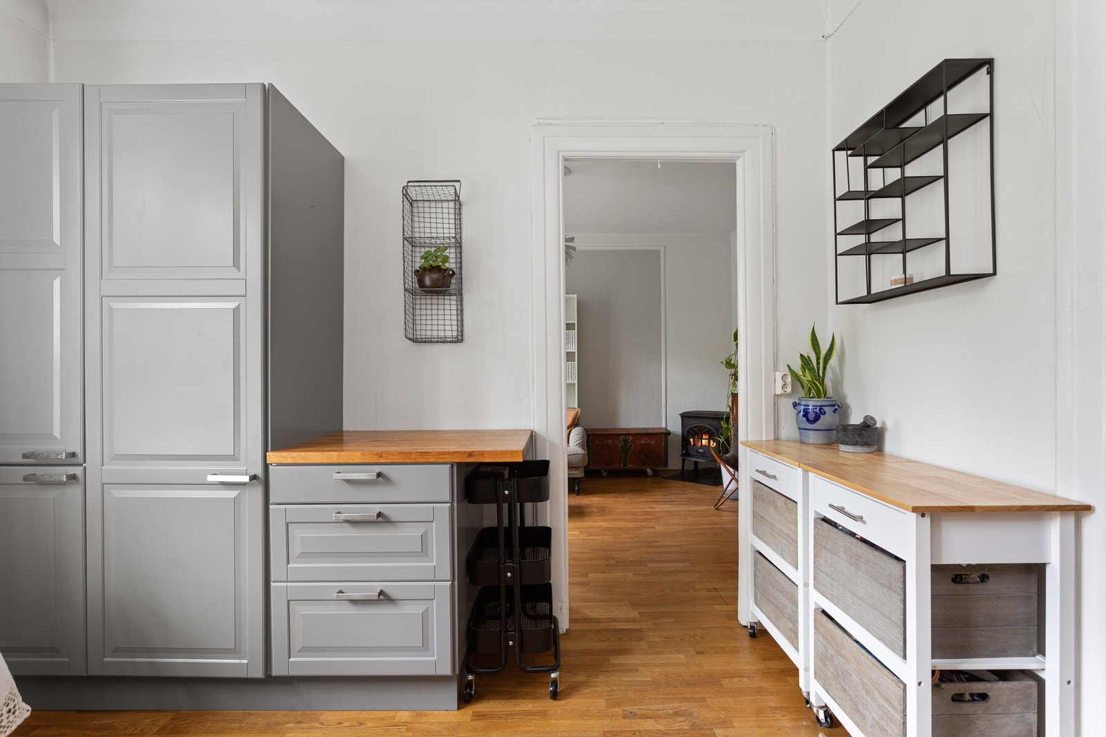 Kjøkkenet er fullt utstyrt med integrerte hvitevarer som medfølger i handelen. Galleribilde