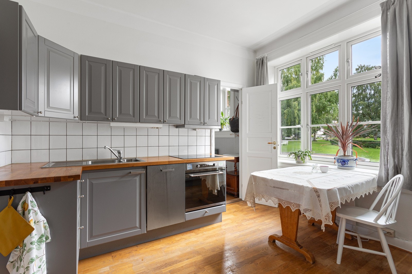 Kjøkkenet ligger i et eget rom i naturlig tilknytning til stuen. Også i dette rommet har du en stor klassisk vindusflate som slipper inn rikelig med lys og god takhøyde på ca. 2,79 meter som gir en luftig romfølelse. Galleribilde