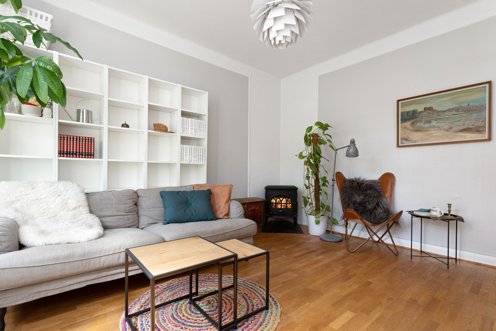 Lysinnslippet sammen med den gode takhøyden på ca. 2,79 meter bidrar til en god og luftig romfølelse. Galleribilde