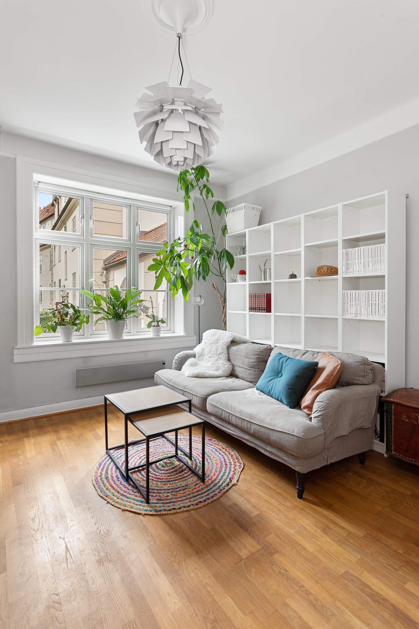 Stuen er det naturlige oppholdsrommet i leiligheten, og er et lyst og hyggelig rom. Galleribilde