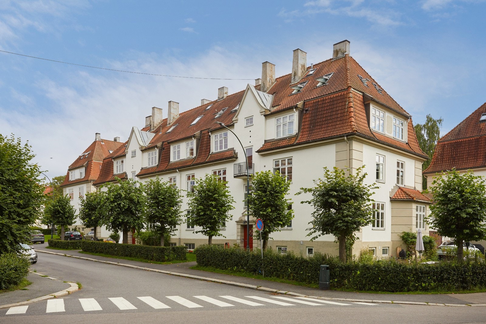 Rolig og usjenert beliggenhet i et attraktivt strøk på Lindern ved Adamstuen. Her bor du tilbaketrukket og samtidig med gangavstand til alt av byfasiliteter. Galleribilde