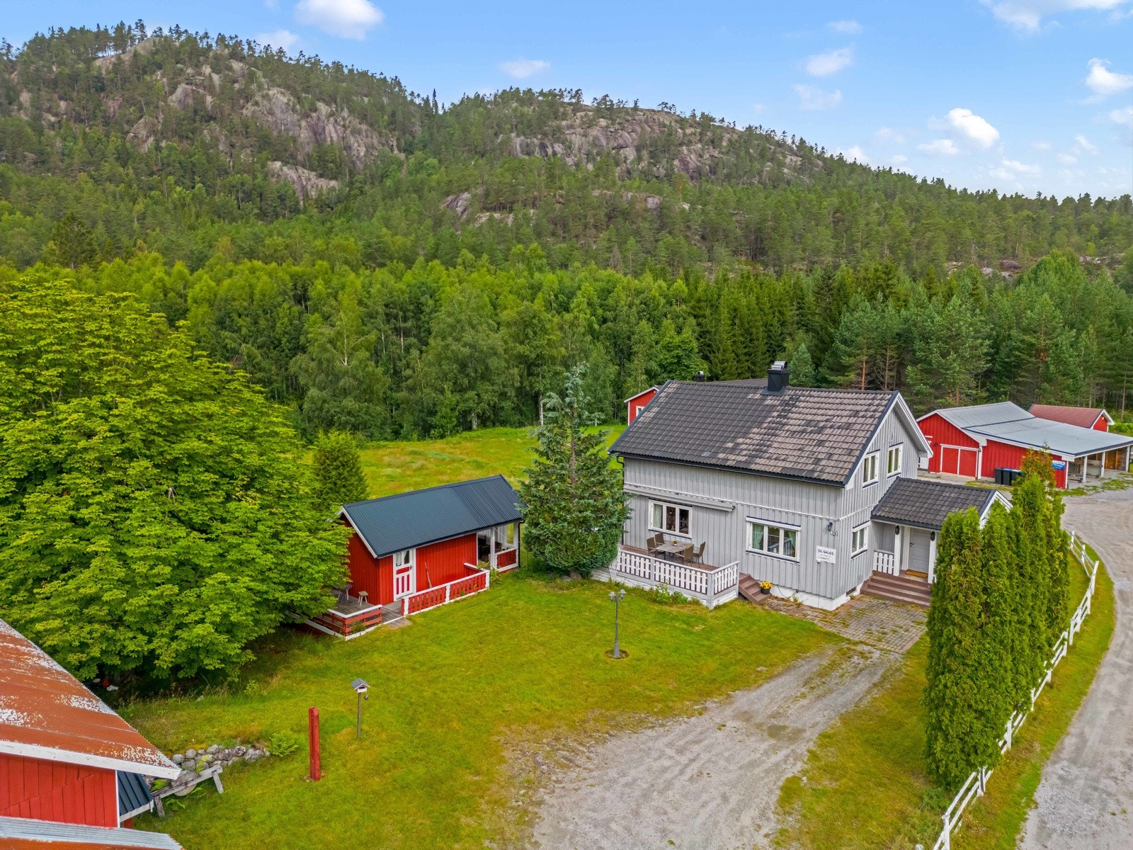 Tomten består av fulldyrka mark på ca. 2,5da, samt skogsteig og innmarksbeite. Her ligger alt til rette for det idylliske småbrukslivet med dyr, gårdsdrift og dyrking! Galleribilde