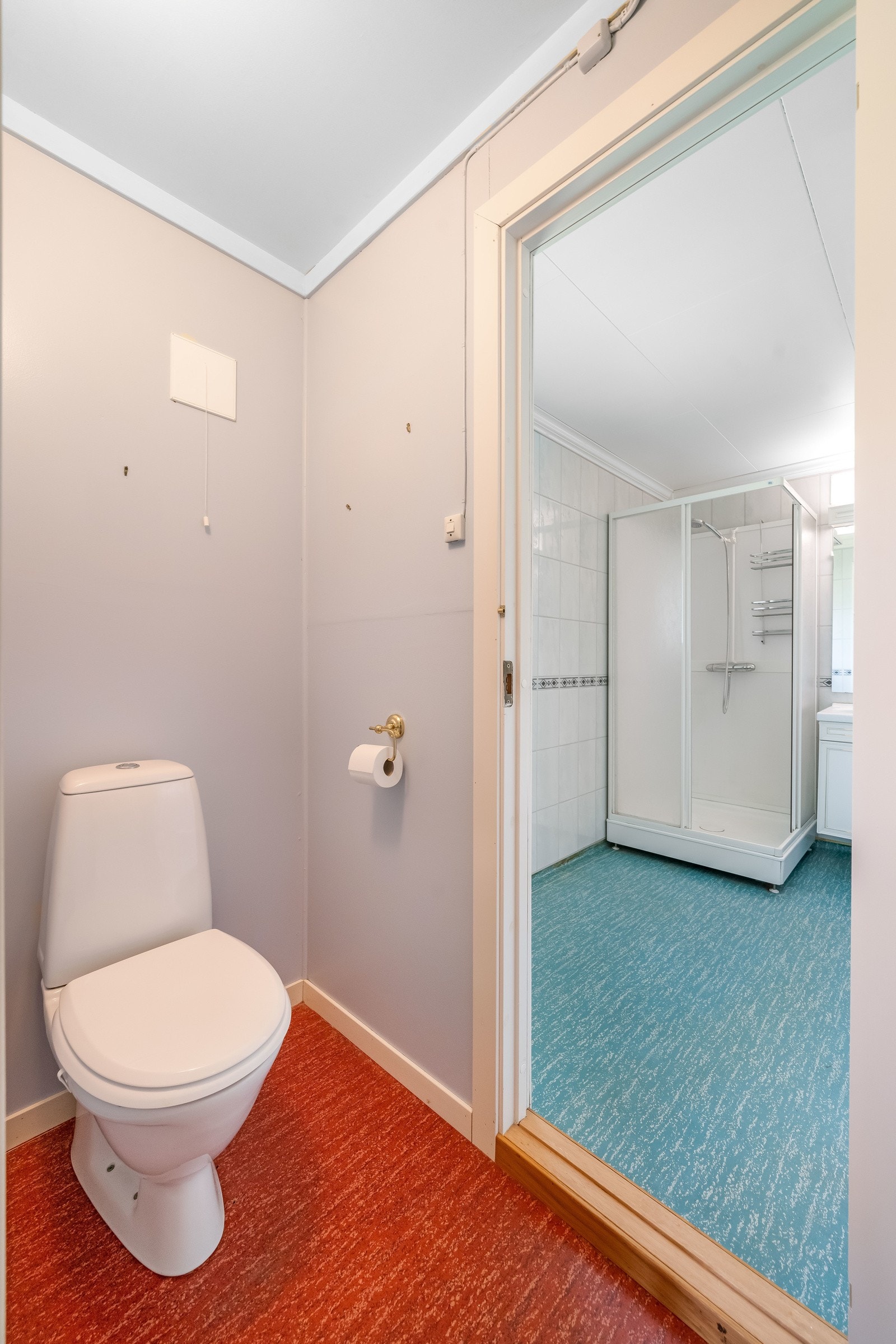 Separat toalettrom med belegg på gulv og malte flater på vegg og i himling. Utstyrt med gulvstående toalett. Galleribilde