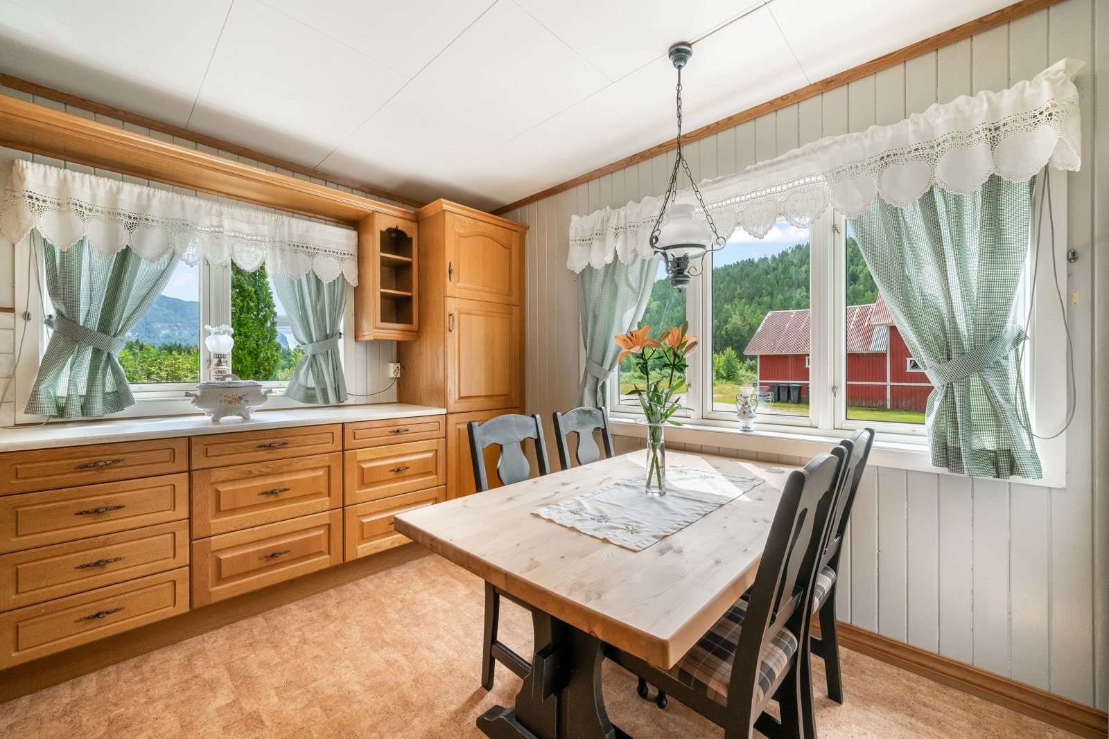 Kjøkkeninnredning fra Huseby opplyses å være fra omkring 2002. Profilerte fronter, benkeplater av laminat og nedfelt oppvaskkum. Galleribilde
