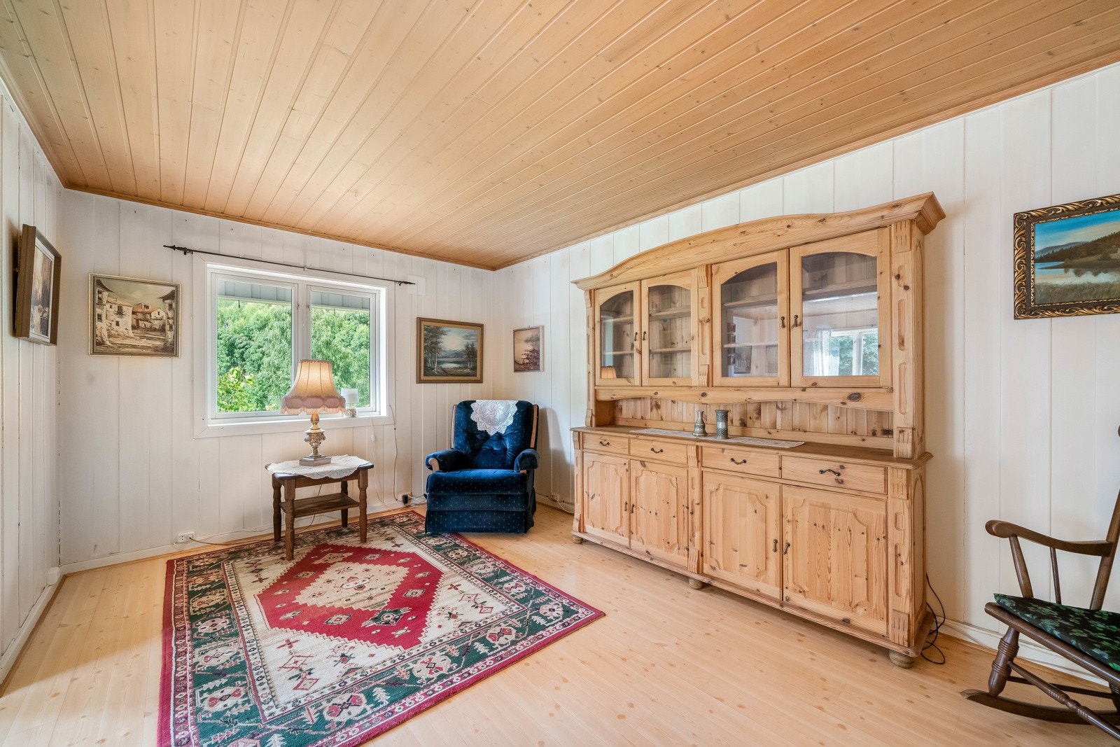 Stua har god plass til både hjørnesofa med tv-krok og lesekrok. Galleribilde