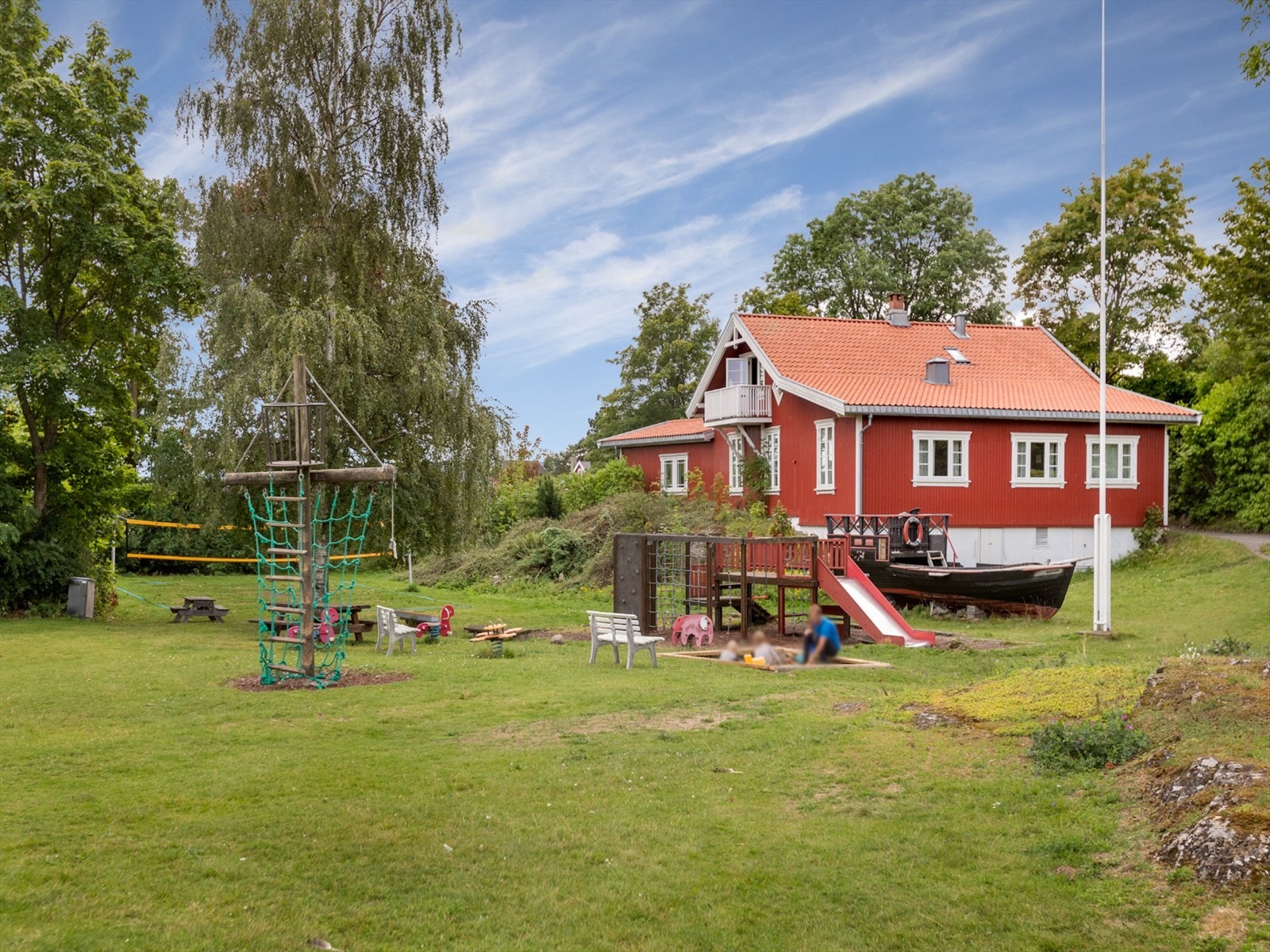 Lekeplass for barn og øyas velhus Galleribilde