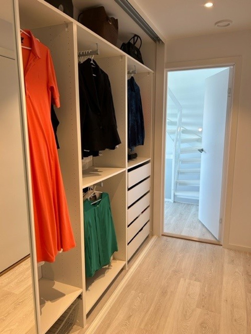 Hovedsoverommet er i egen fløy med baderom og stor skyvedørsgarderobe Galleribilde