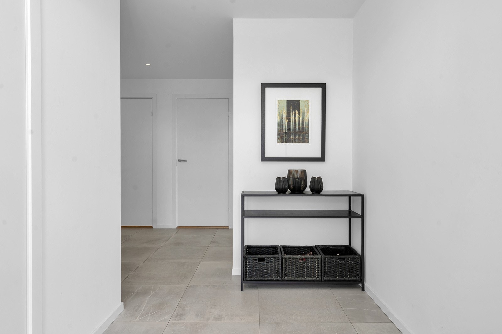 1. Etasje inneholder romslig hall, soverom, wc, vaskerom, bod og integrert garasje Galleribilde