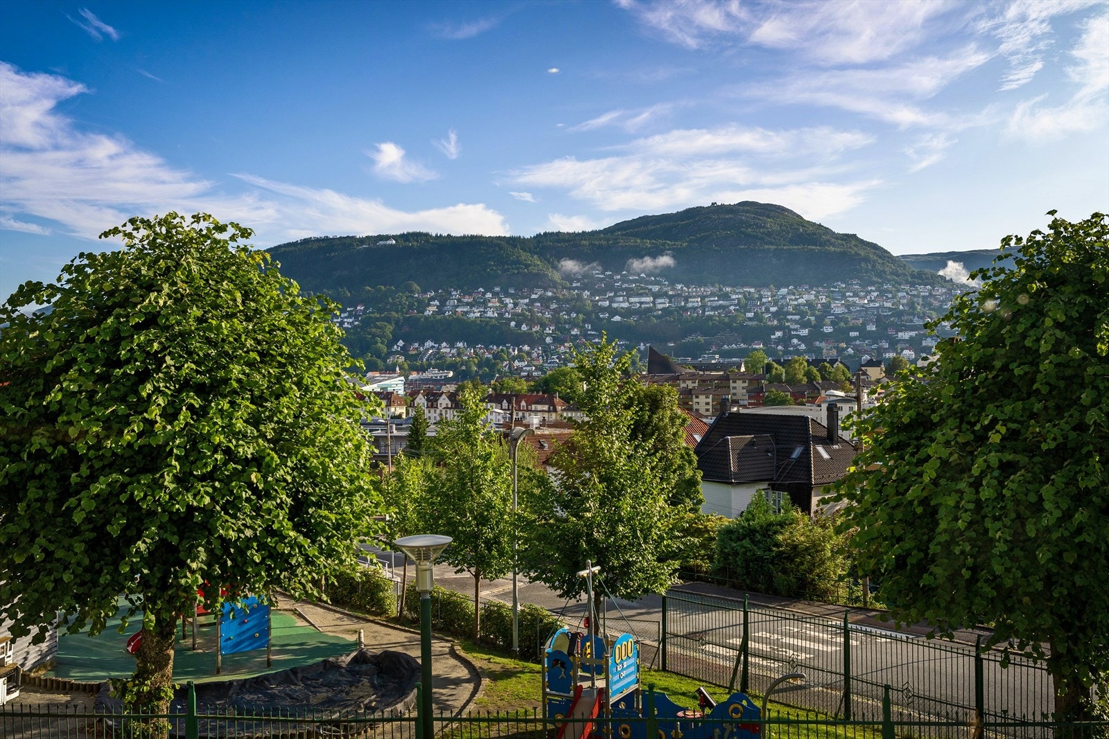 Leiligheten ligger fint til i høyden med flott utsikt over omkringliggende fjell. Galleribilde