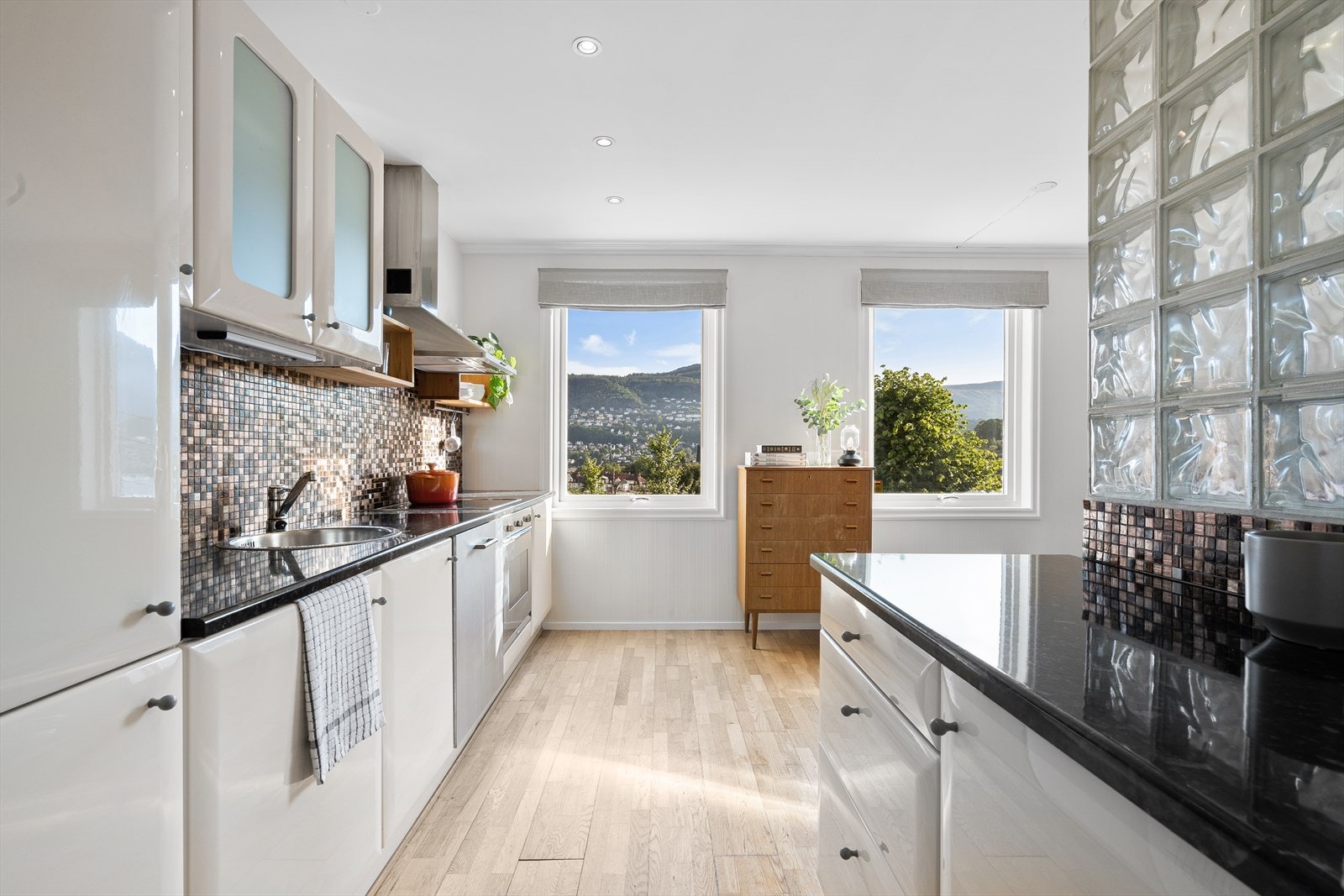 De store vindusflatene i leiligheten sikrer godt med naturlig lysinnslipp og rammer inn den fine utsikten. Galleribilde