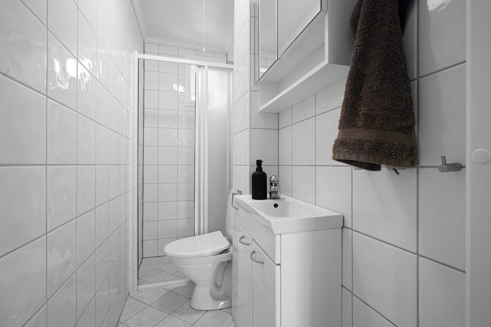 Flott helfliset bad med varmekabler i gulv og romslig dusjhjørne Galleribilde