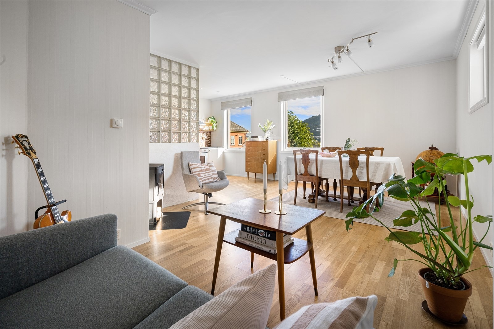 Dette er en stor og flott 2-roms leilighet med svært attraktiv og sentral beliggenhet. Galleribilde