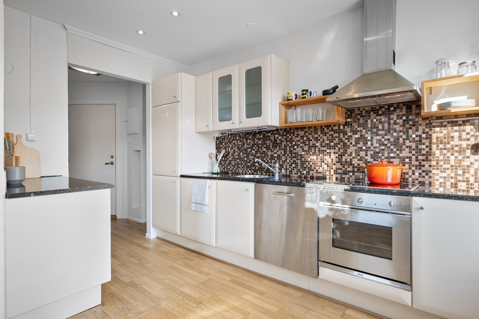 Kjøkken med lyse glatte fronter og laminat benkeplate. Galleribilde