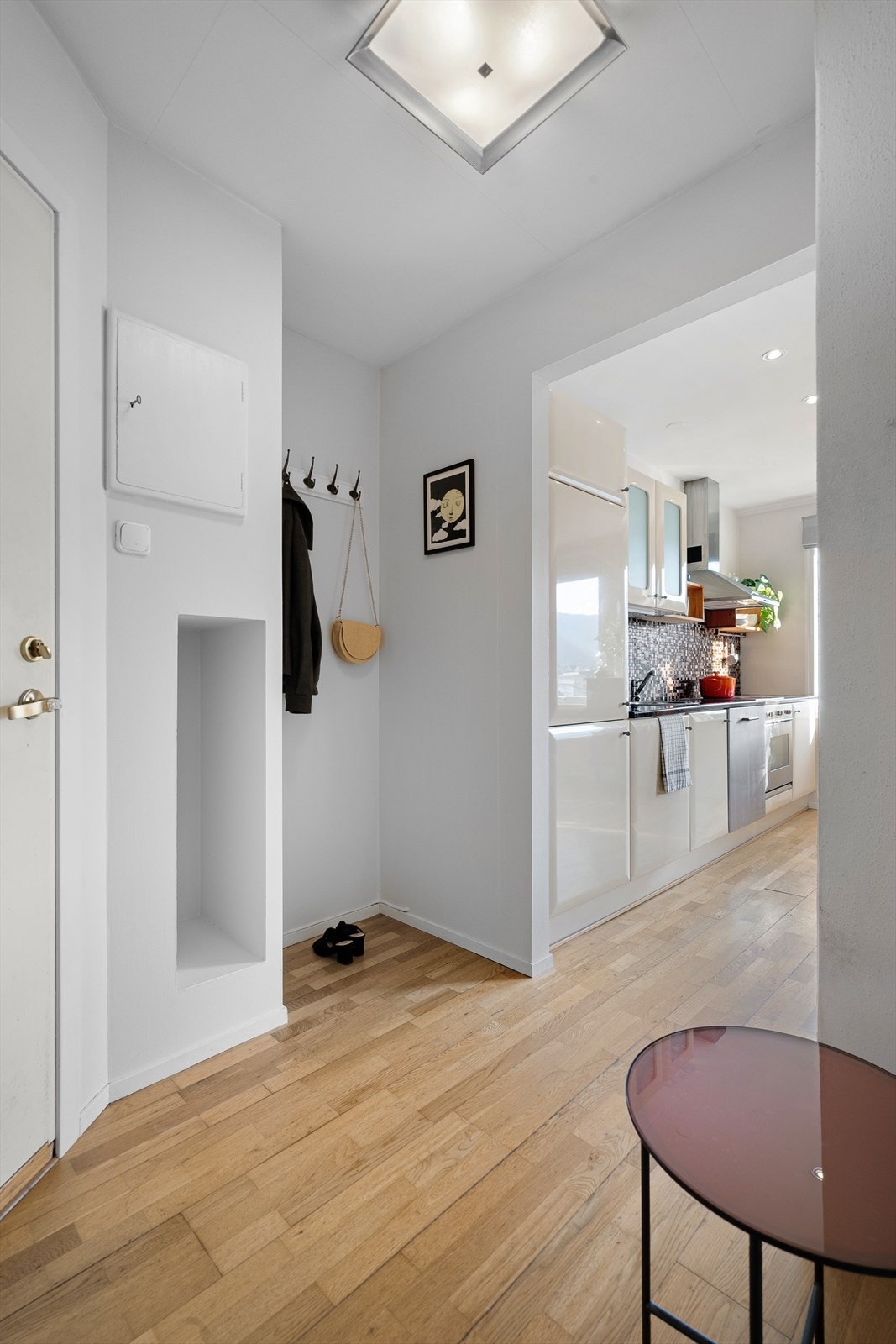 Entréen er lys og innbydende med god plass til å henge fra seg yttertøy og sko Galleribilde