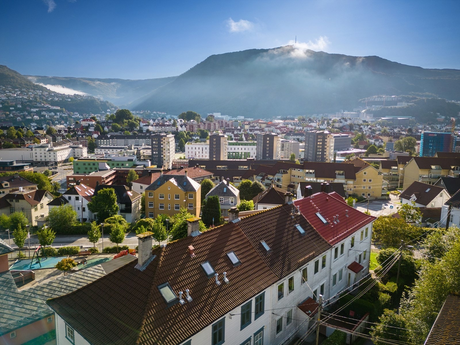 Ønsker du å bo sentrumsnært med allikevel tilbaketrukket med gode turmuligheter? Da er dette plassen for deg! Galleribilde