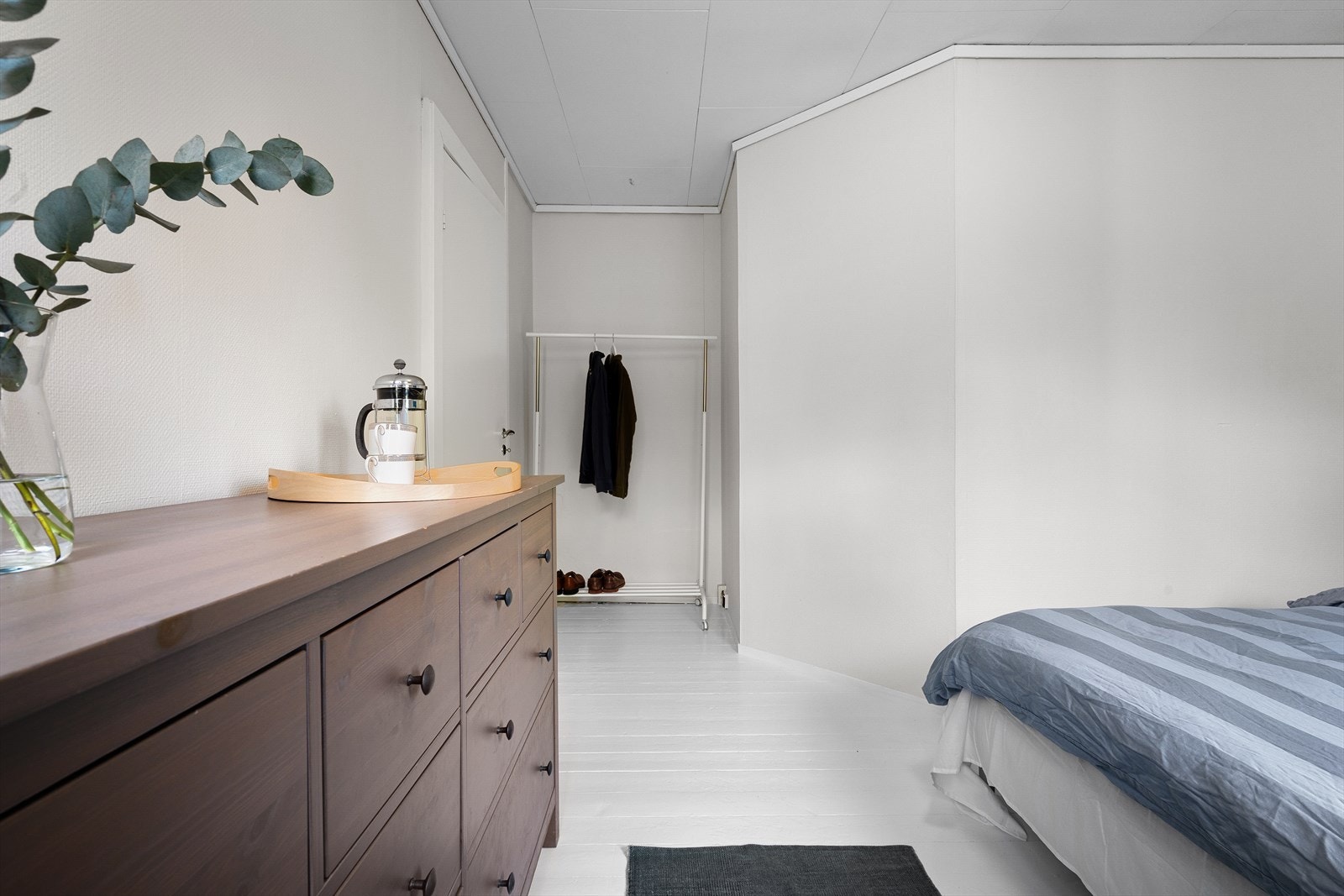 Gulv og vegger på soverommet ble malt i 2023. Vinduene på soverommet byttet i henholdsvis 2015 og 2020. Galleribilde