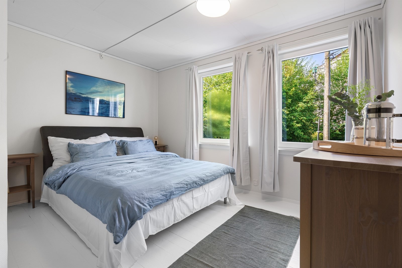 Soverommet måler hele 12,8 m² og har god plass til dobbeltseng, nattbord og annen ønsket innredning Galleribilde