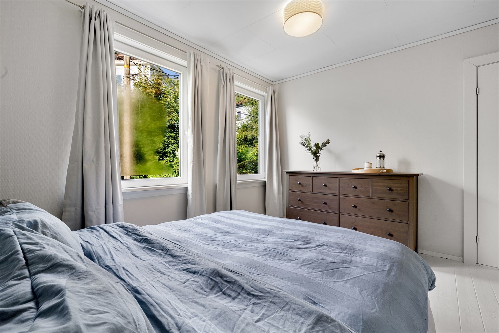 De store vindusflatene gir godt med naturlig lys som sikrer et behagelig sovemiljø Galleribilde