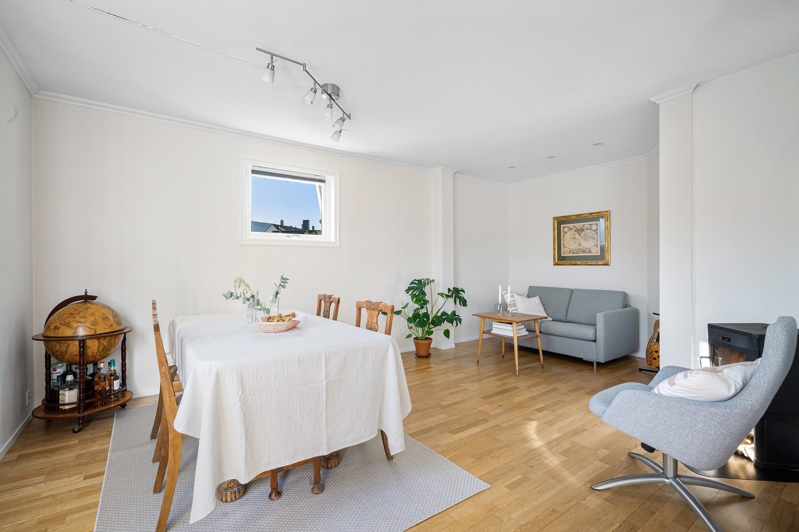 God plass til både sofakrok og spisebord i stuen. Galleribilde